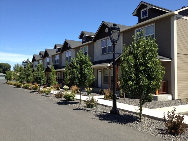 Building Photo - Spacious Selah Townhome with Dual Suites & Walk-In Closets. AND are giving you $250 Off!
