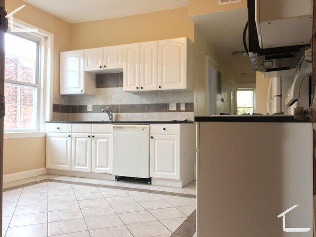 Building Photo - Great 2nd floor 3 bedroom unit, in heart of Brighton