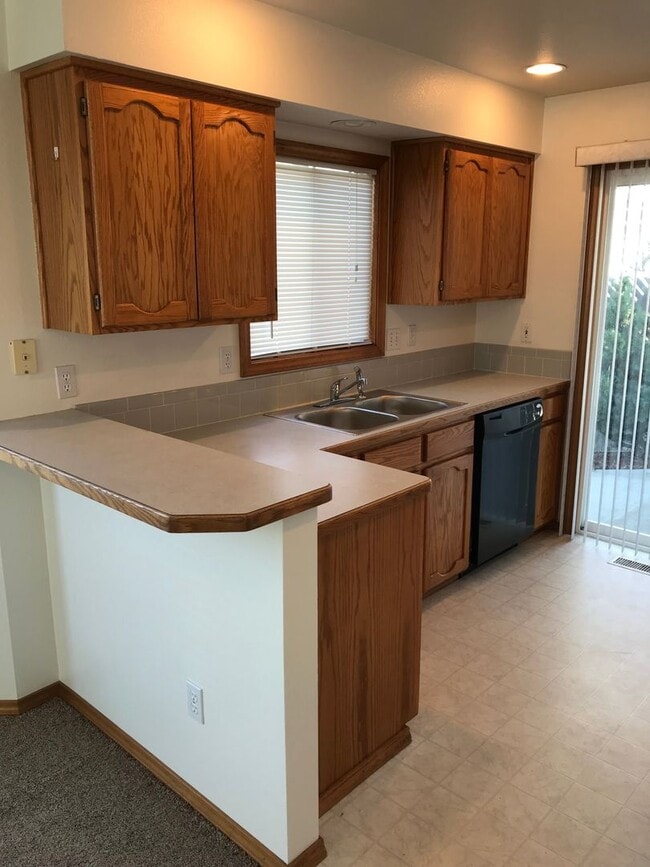 Building Photo - Adorable Well-Cared-For Duplex w/ Garage &...