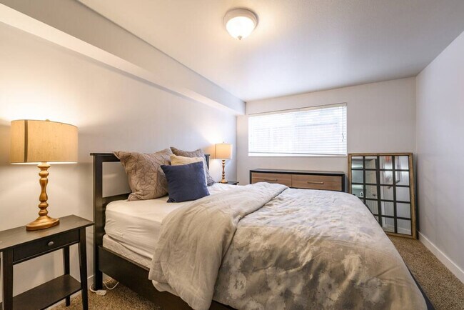 Building Photo - 1416 E Hollow Dale Dr