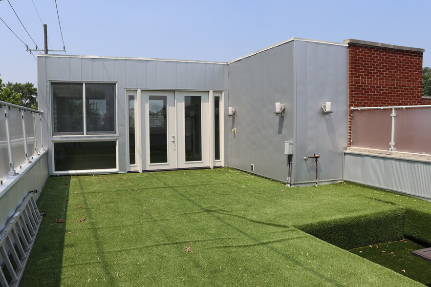 Rooftop Terrace - 615 W 9 Mile Rd