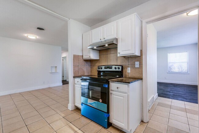 Building Photo - Spacious 4 Bed 2 Bath Home with Stainless Steel Appliacnes