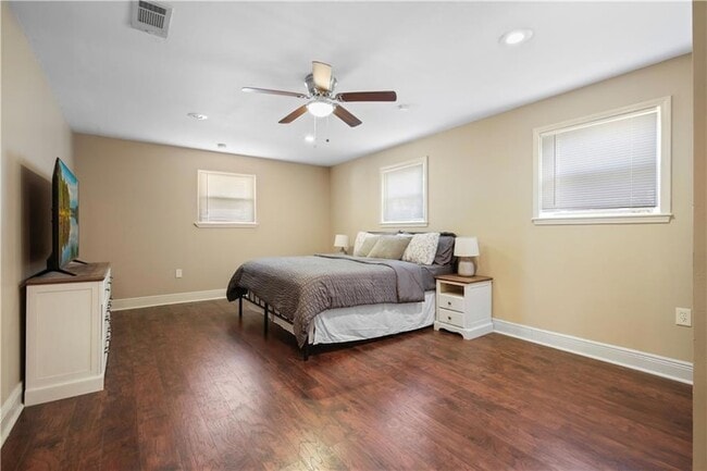 Building Photo - 4920 Robin Hood Dr
