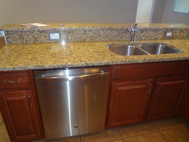 Building Photo - Beautiful 3BR Home in Mallory Square, Lawn Care Included