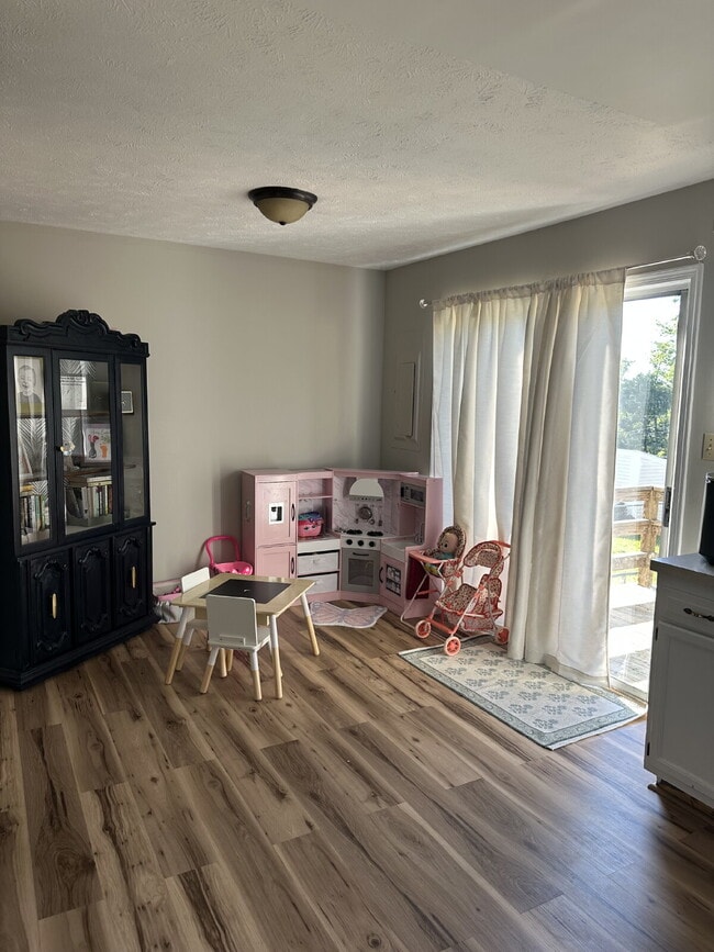 Building Photo - Newly Renovated 2-Bedroom Townhouse in Front Royal _ Pet Friendly well maintained home.