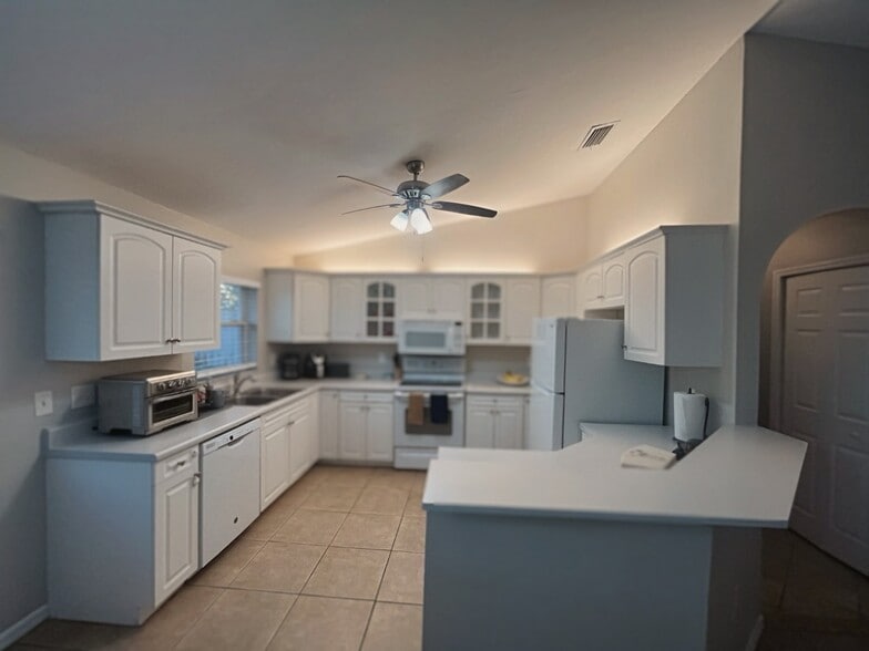 Fully equipped kitchen. - 822 Nicholas Pky W