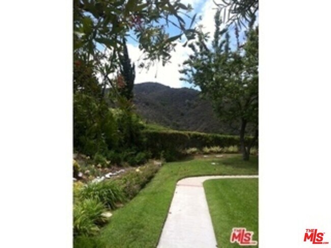 Building Photo - 1337 Avenida de Cortez