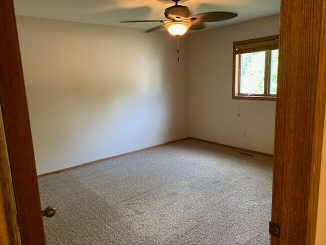 Building Photo - Nice 4 Bedroom 2 Bathroom house in Hudson