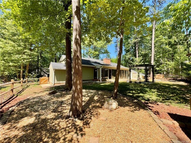 Building Photo - 1710 Chateau Cir