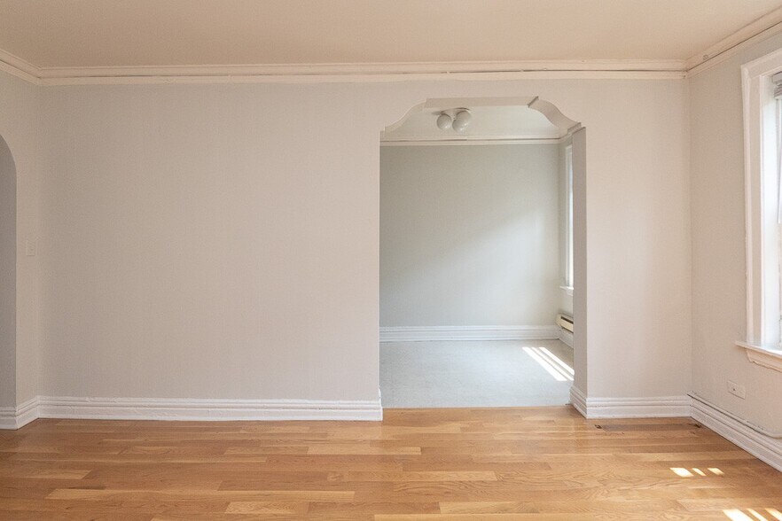 Building Photo - 533 W Roscoe St