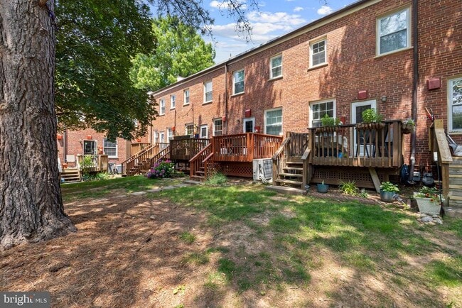 Building Photo - 1021 S Barton St
