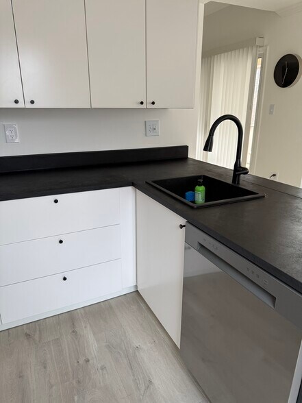 Kitchen - 121 Timberbrook Ln