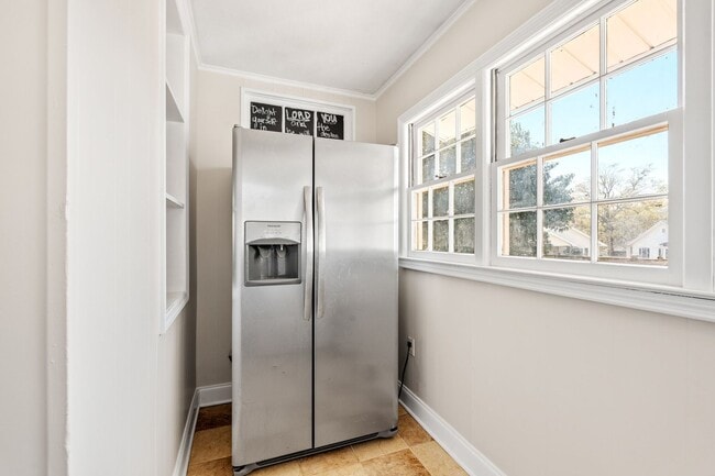Building Photo - ELECTRICITY INCLUDED on this Renovated 2 B...