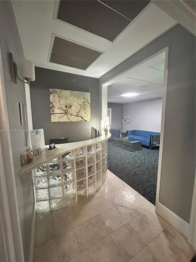 Building Photo - 16425 Collins Ave