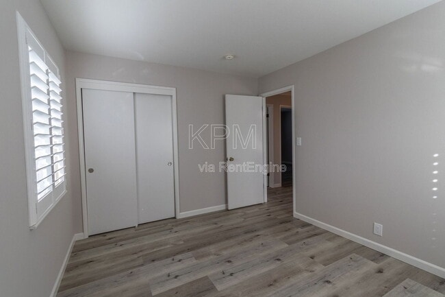 Building Photo - 218 E Longview Ave