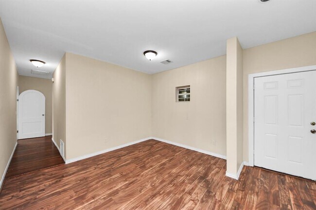 Building Photo - 909 S Victory St