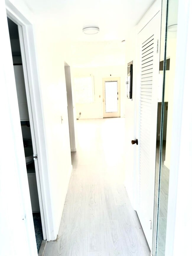 Building Photo - 319 Newport V