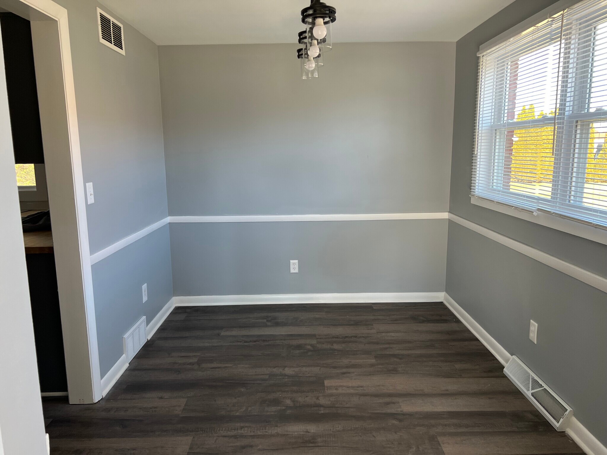 Building Photo - 625 W Omar St