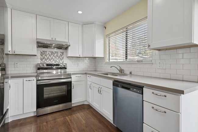 Building Photo - Remodeled 3-Bedroomn 2.5-Bathroom Townhome