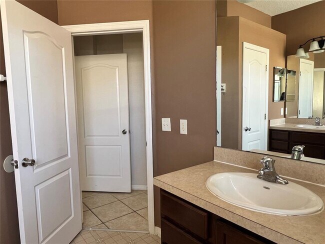 Building Photo - 209 Round Man St