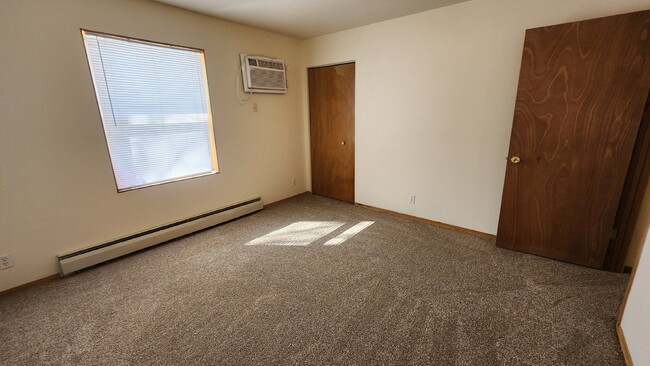 Building Photo - 2 Bedroom, 1.5 Bathroom Townhouse with Att...