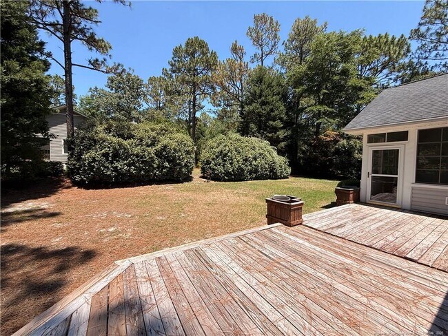 Building Photo - 995 Greenbriar Dr