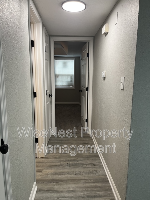 Building Photo - 708 NE Ball Dr