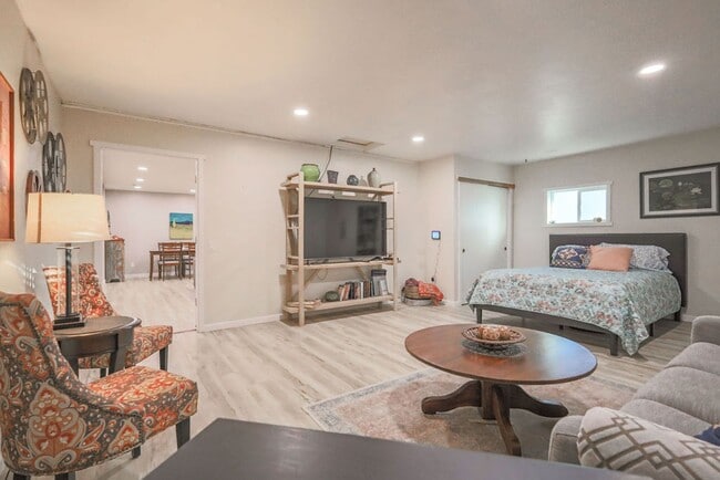 Building Photo - Full Furnished, Cozy Country Cottage Available for short term rental