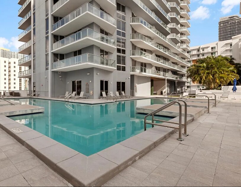 Building Photo - 1010 SW 2nd Ave