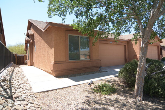 Primary Photo - Well Maintained 2 Bedroom 2 Bath Home! Gre...