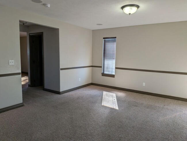 Building Photo - 3 bed 1.5 bath IMMACULATE END-UNIT Townhome in the Meadows