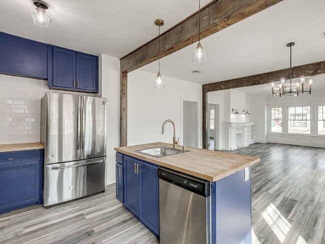 Building Photo - Beautifully Updated Bungalow!