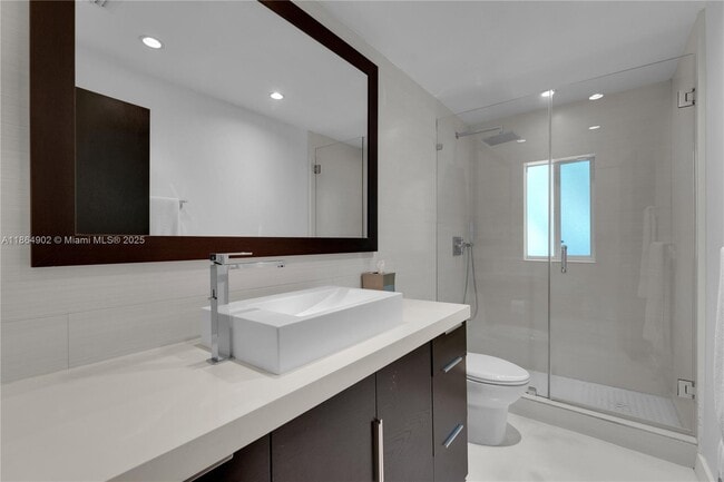 Building Photo - 1111 N Venetian Dr