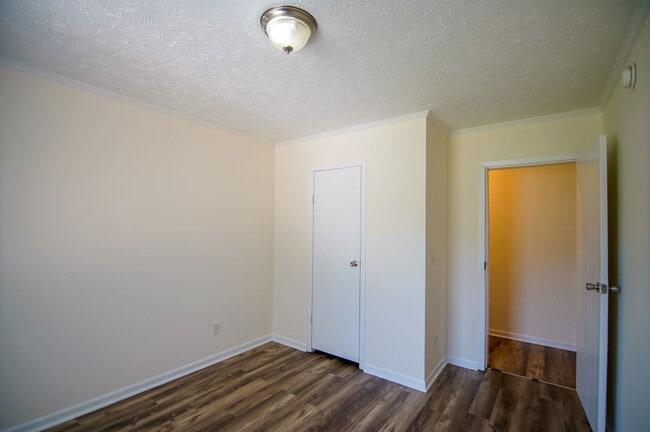 Building Photo - Private home on large lot!