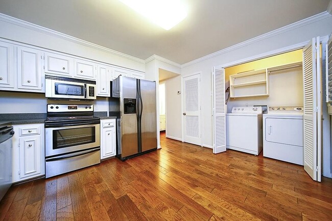 Building Photo - Great 2BA/2.5 BE Brentwood End Unit Townhome!