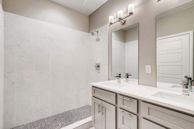 Building Photo - Beautiful + Spacious 2 Bed Townhome