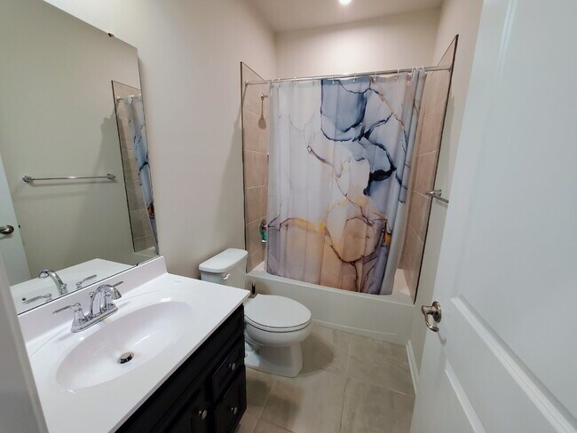 Building Photo - Beautiful 3 bedroom 2 1/2 bath townhome available for lease in Swedesboro