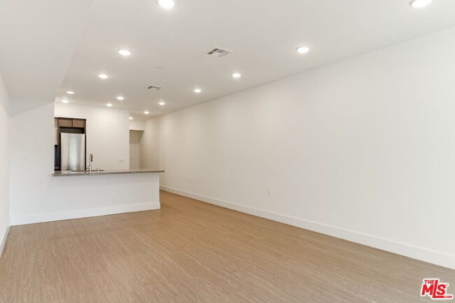 Building Photo - 837 S Harvard Blvd