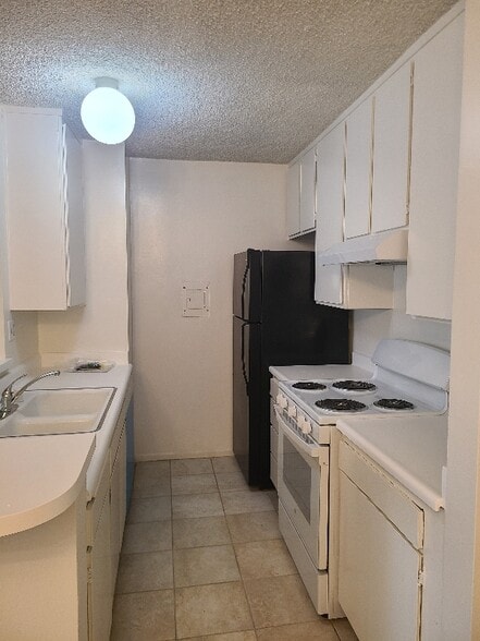 Building Photo - 160 S El Molino Ave