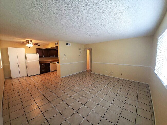 Building Photo - AFFORDABLE UNIT IN TEMPE!