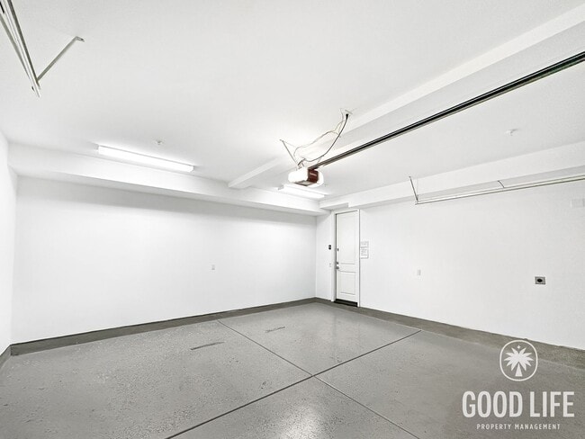 Building Photo - Stunning 3Bd/3.5Ba Home in Irvine w/Large Patio, Modern Design and 2 Master Suites!