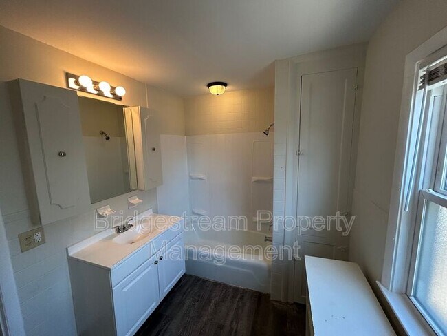 Building Photo - 101 E Bruce Ave