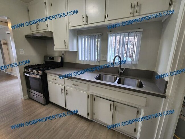 Building Photo - ** Self Guided Tour **Belmont Shores Updat...