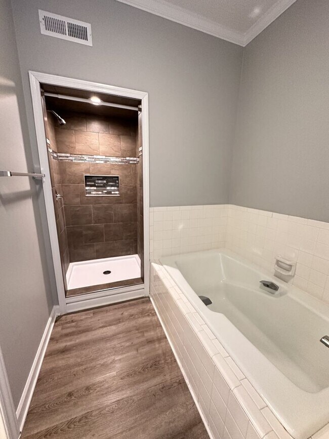 Building Photo - Large 2 Bedroom 2 Bath Condo in the Forest Oaks Community!!