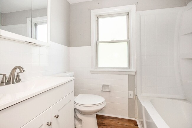 Building Photo - THREE BEDROOM SINGLE FAMILY HOME IN BEAUTI...