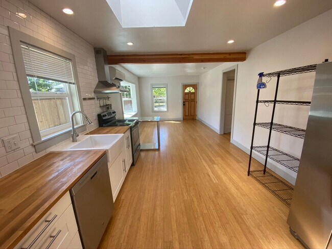 Building Photo - 3 Bedroom 2 bath home Whiteaker home near parks