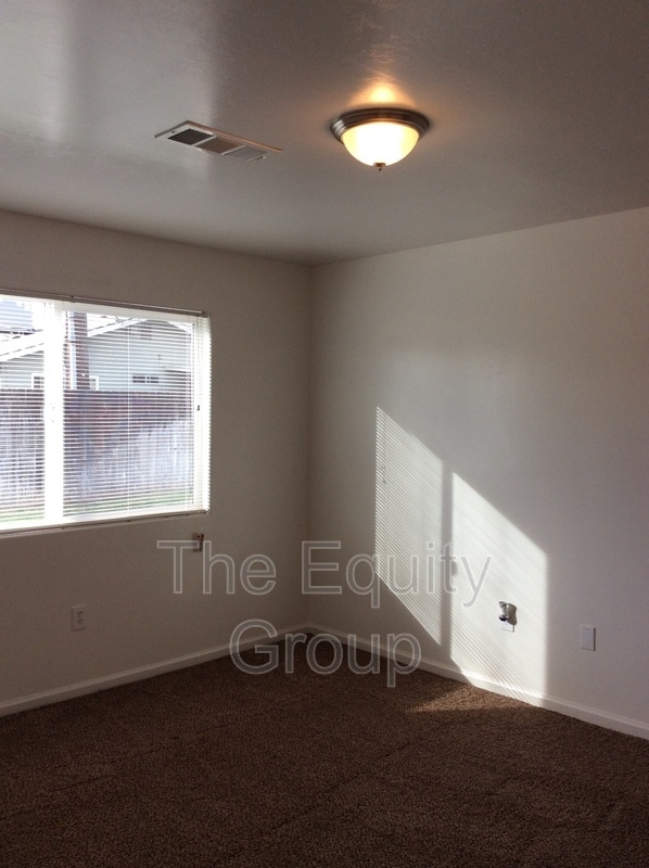 Building Photo - 437 N Park St