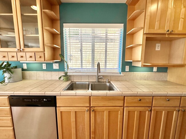 Building Photo - San Rafael Hillside Retreat
