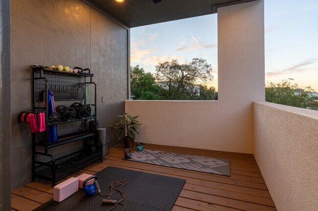 Building Photo - 913 Thompson St