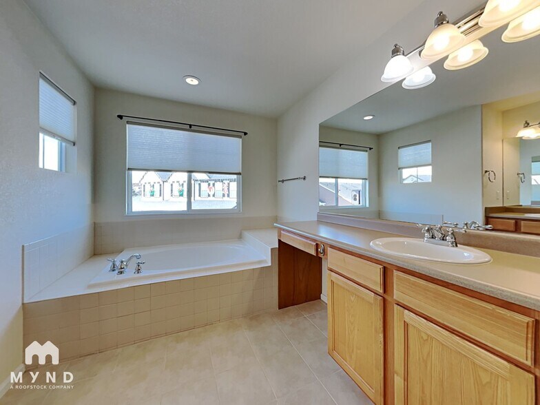 Building Photo - 10883 Torreys Peak Way